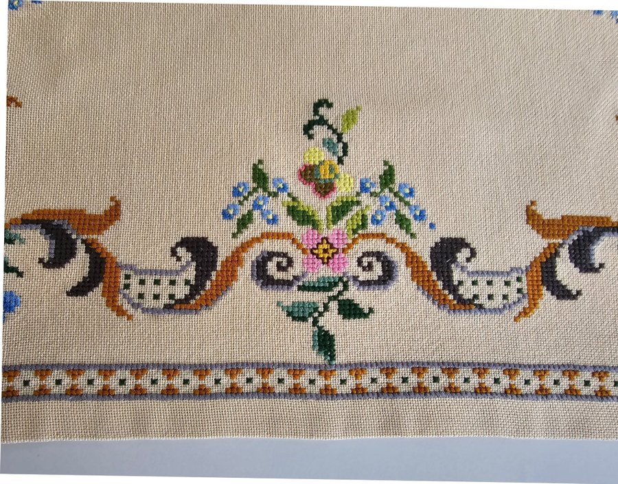 Handbroderad duk med små korsstygn 445×455 cm