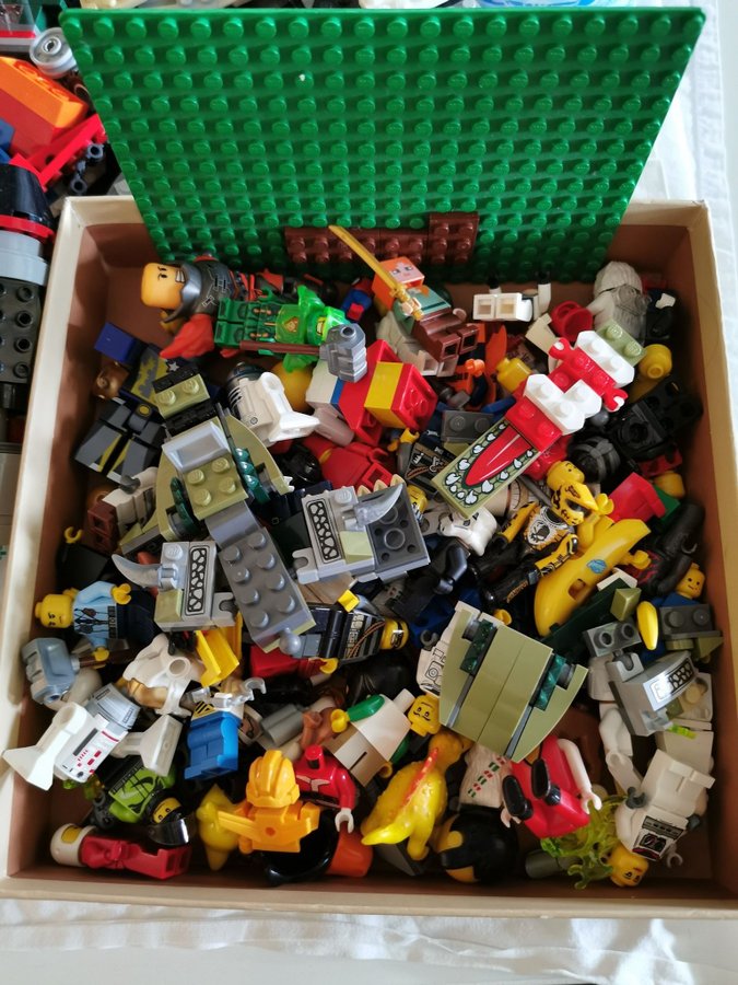 Lego 67 kg Star wars lego city etc figurer och manualer