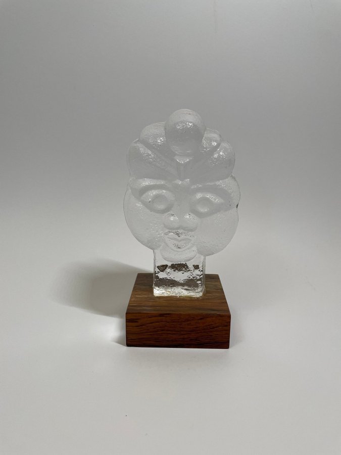 LARS HELLSTEN Figurin glas ansikte på träplatta Royal Krona Skruf