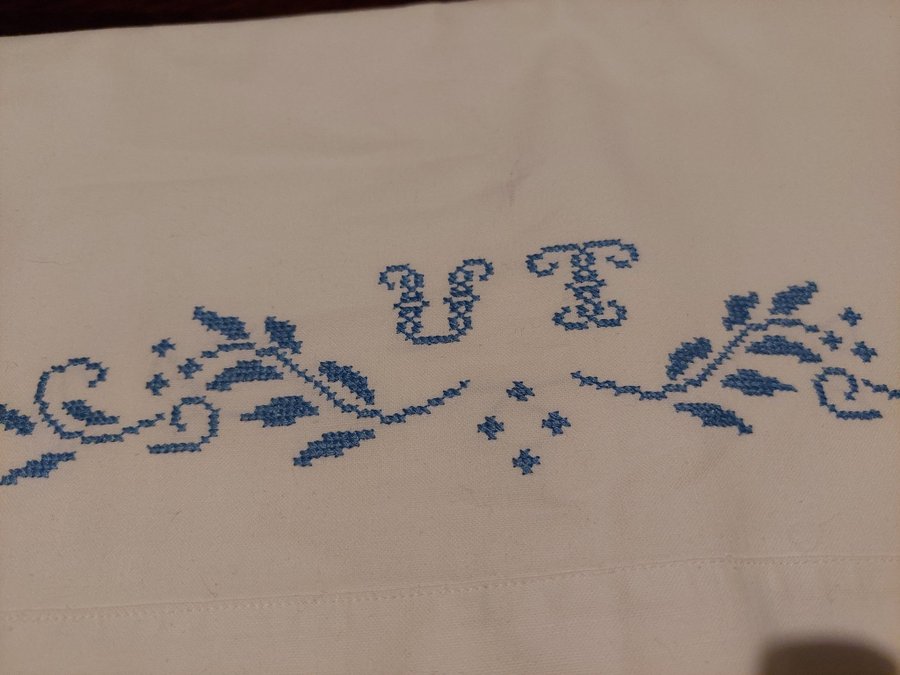 Perfekt skick Retro vintage monogram Överlakan lakan broderi UT blå linne spets