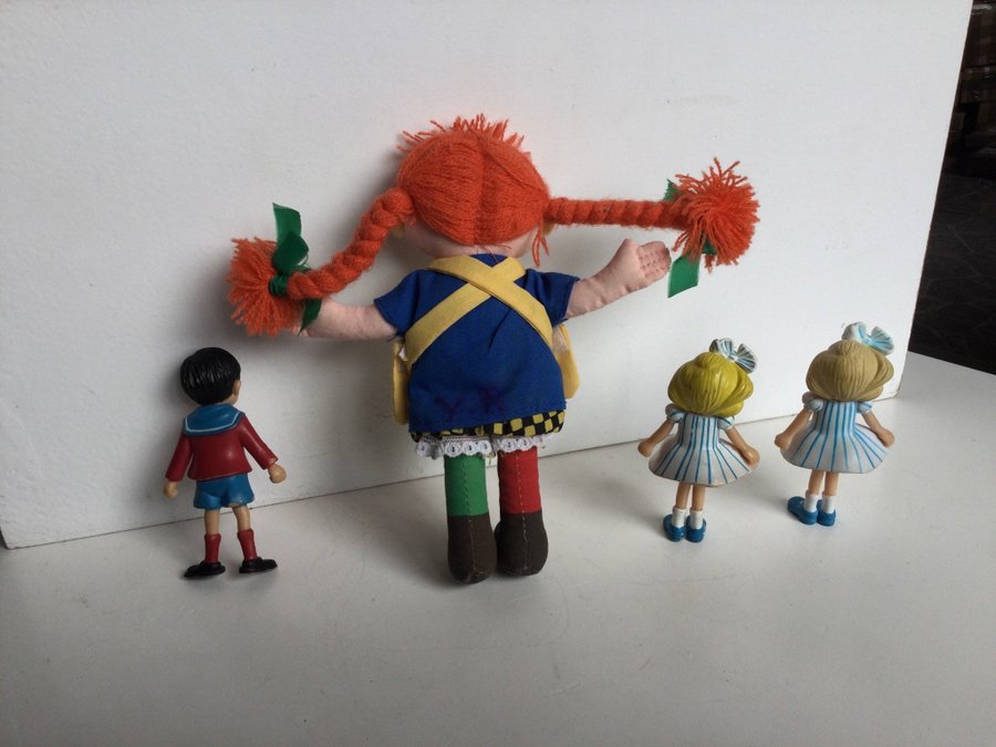 Pippi Långstrump docka och tre figurer Tommy och Annika