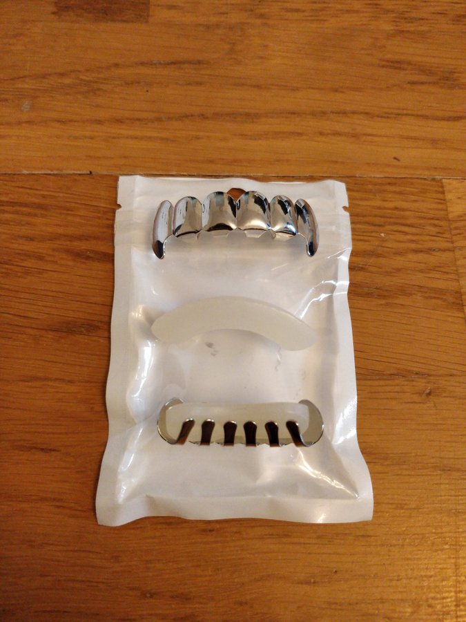 2-pack silverfärgade grillz tandsmycke