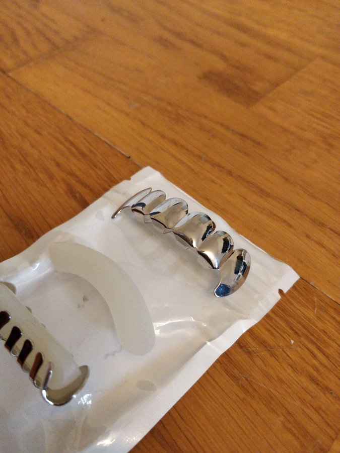 2-pack silverfärgade grillz tandsmycke