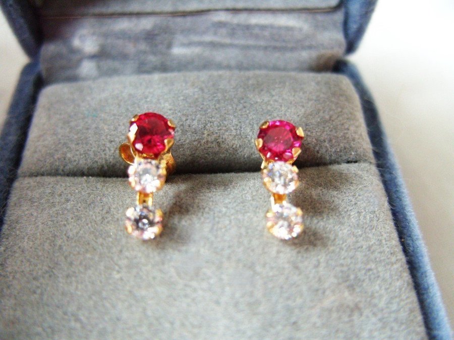 18K - söta små örhängen av 18k/750 guld m glittriga vita och rosa stenar L13mm