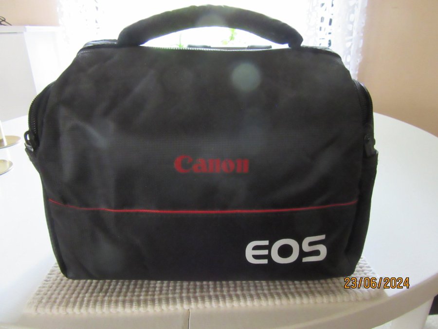 Canon EOS 650D med objektiv 18-55 mm och 75-300 mm objektiv