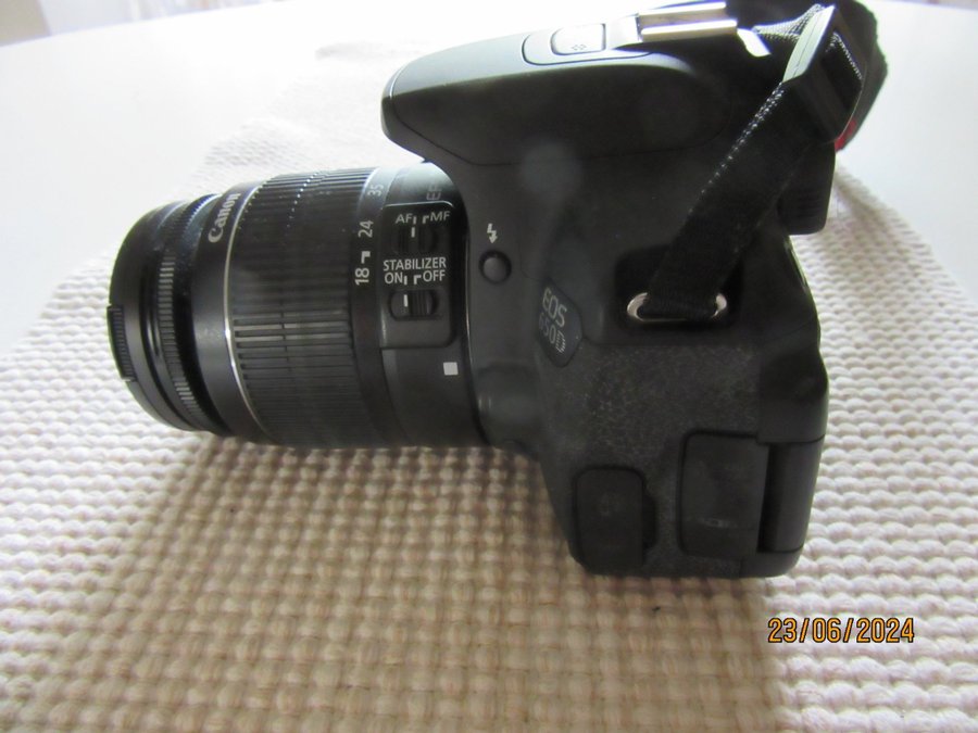 Canon EOS 650D med objektiv 18-55 mm och 75-300 mm objektiv