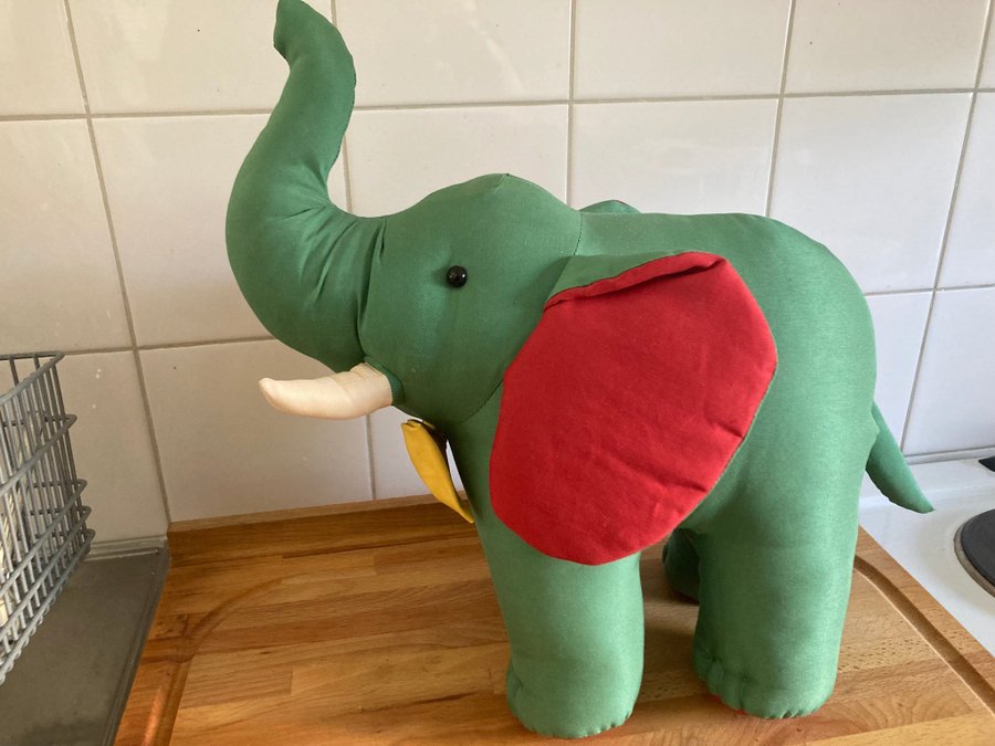 Elefant i tyg med rosett