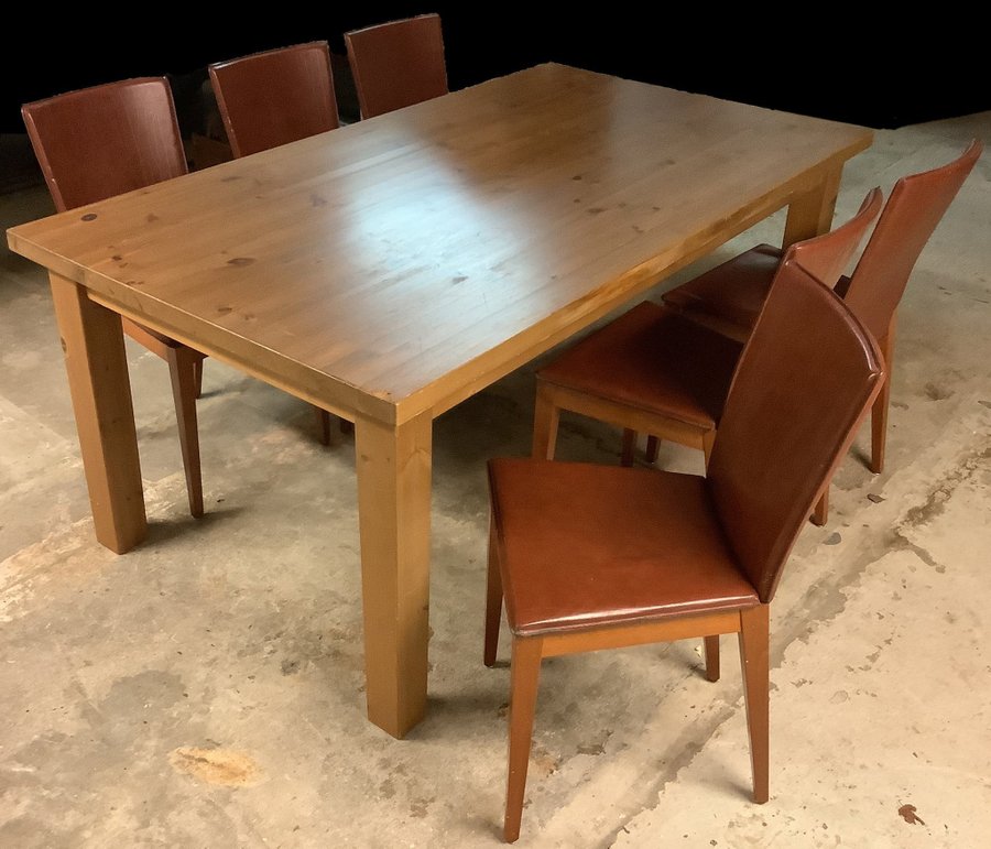 Matsalsbord med sex stolar