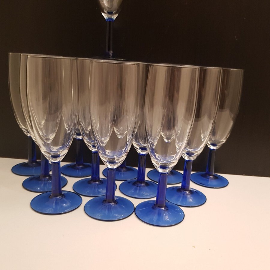 13 champagneglas märkta France Arc blå fot