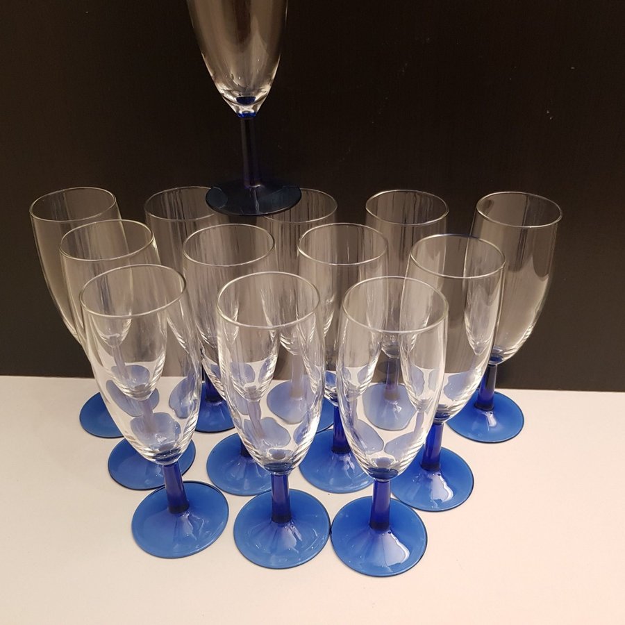 13 champagneglas märkta France Arc blå fot