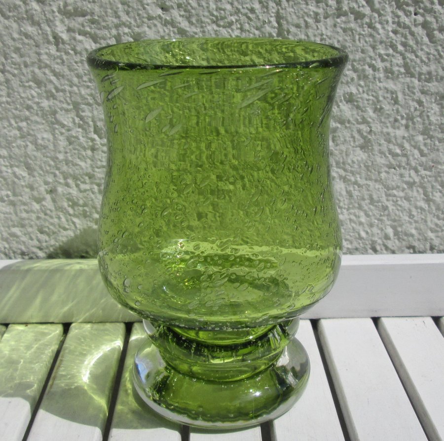 Dekorativ grön glasvas