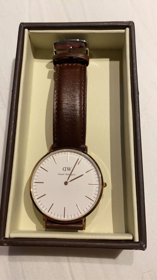 Daniel Wellington Klocka med brunt läderband