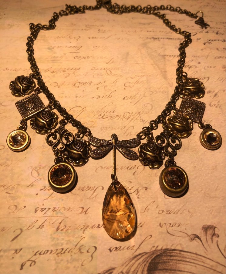 Vackert viktorianskt halsband med rosor och Swarovskikristaller