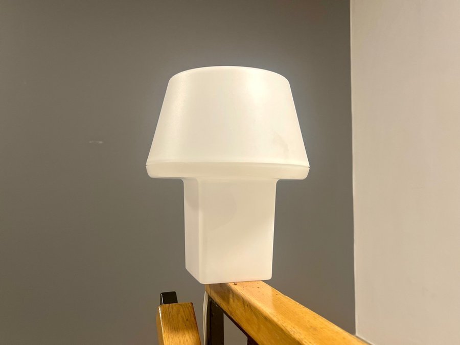 Liten myspys bordslampa i vit plast - superfin design!