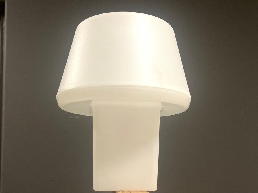 Liten myspys bordslampa i vit plast - superfin design!