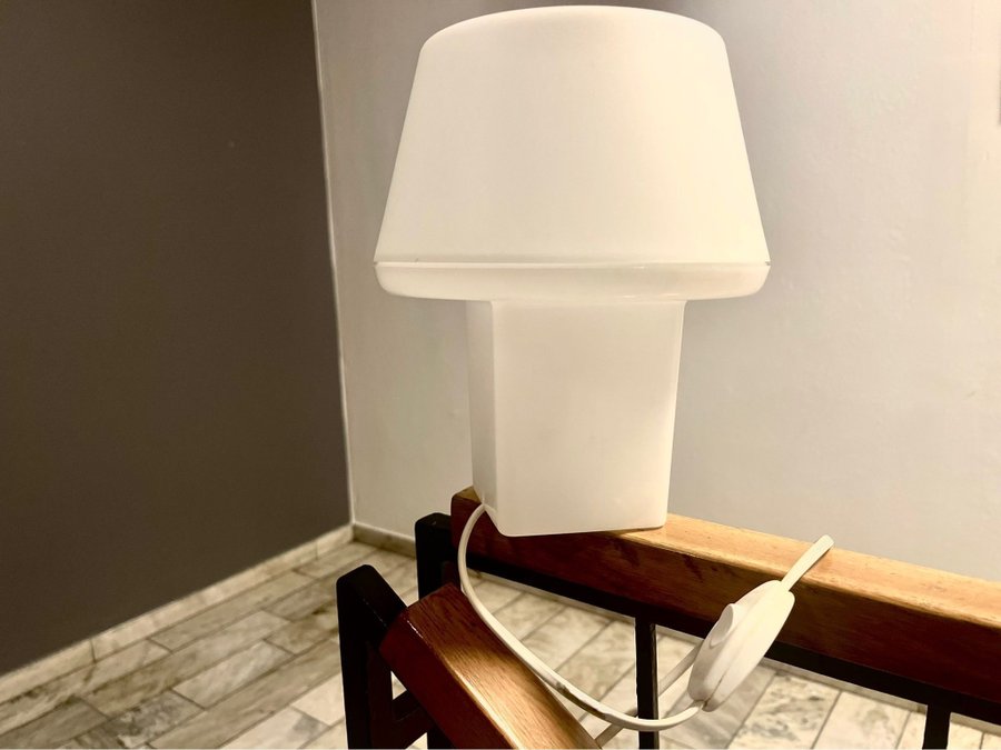 Liten myspys bordslampa i vit plast - superfin design!