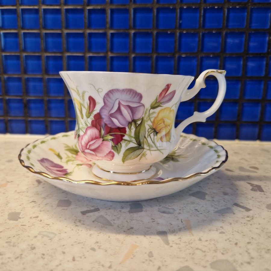 Månadskopp APRIL Royal Albert serie Flower of the month retro vintage kaffekopp