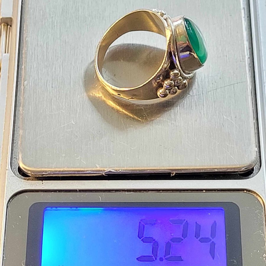 Vacker silver/silverpläterad? ring med grön sten?