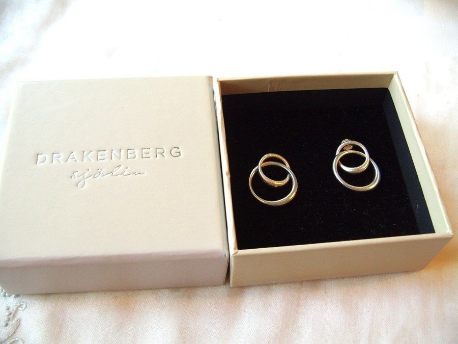 Drakenberg Sjölin design: Läckra örhängen "Les Amis" silver i originalbox