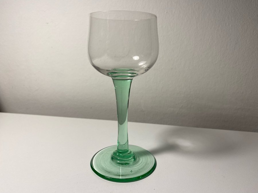 Vinglas med grön fot - uranglas uran glas uranium glass - vintage antik