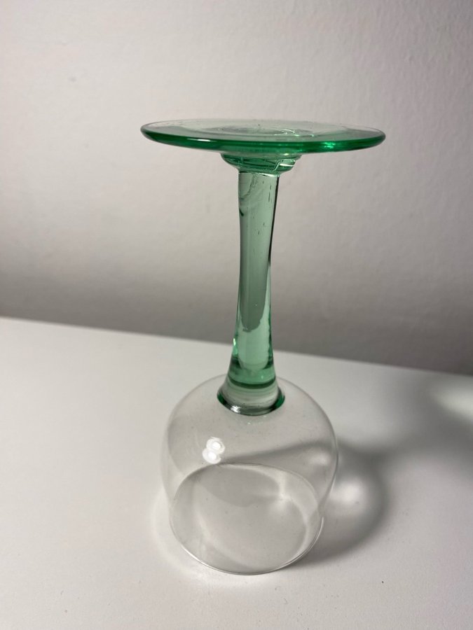 Vinglas med grön fot - uranglas uran glas uranium glass - vintage antik