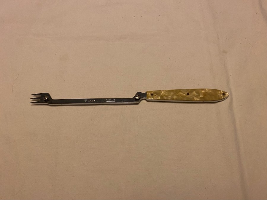 Gammal kniv med pärlemorhandtag Märkt m treudd och D:GRM 1950-60-tal f ost?