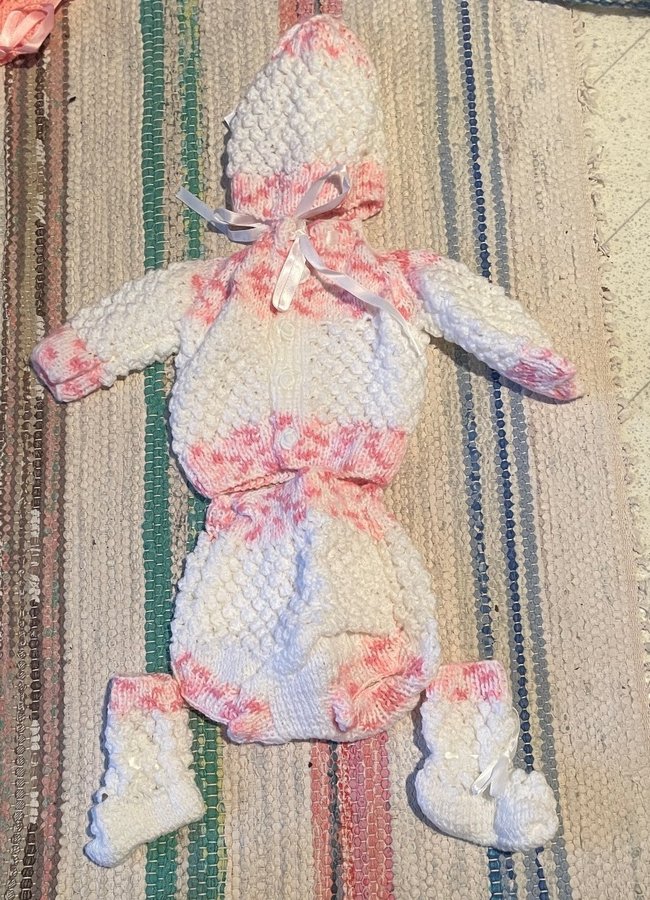 Handstickade dockkläder 5 delar unika vita och rosa (docka medföljer ej)