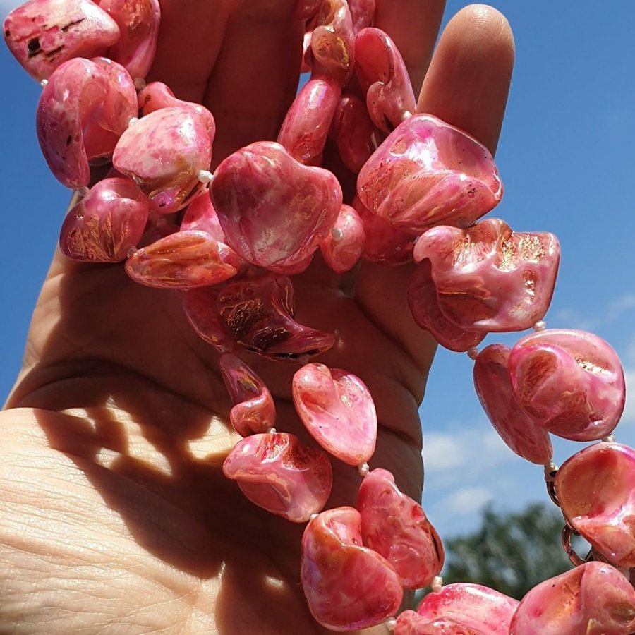 Vackert halsband av färgad snäcka rosa guld ca 80cm pärlor pärlemor