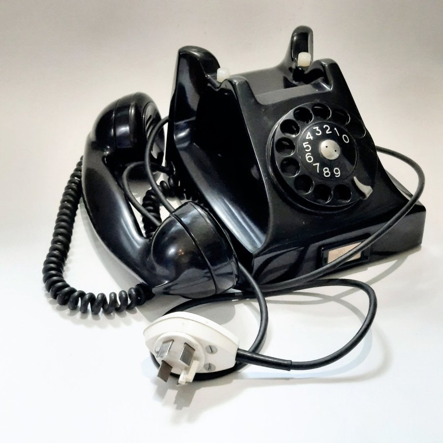 Gammal fast telefon i bakelit retro