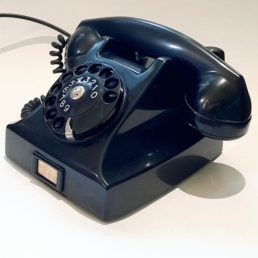 Gammal fast telefon i bakelit retro