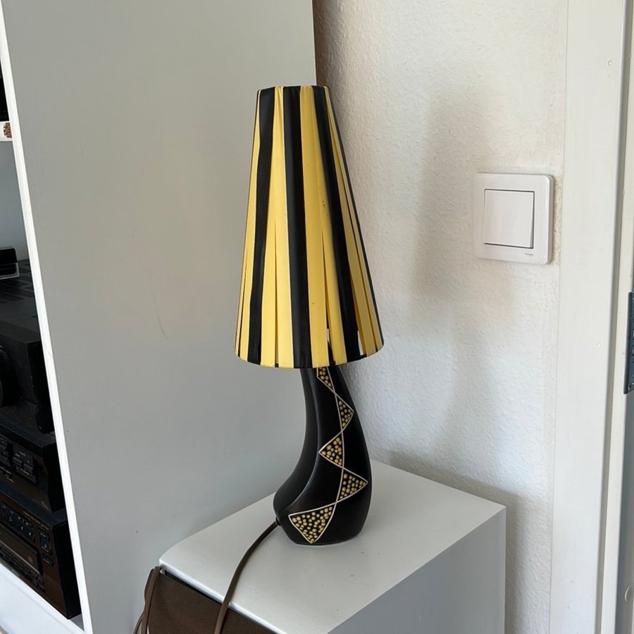 Svart/gul lampa