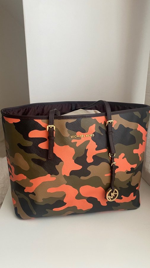 Michael Kors Camo Jet Set newest tote w/ Wallet