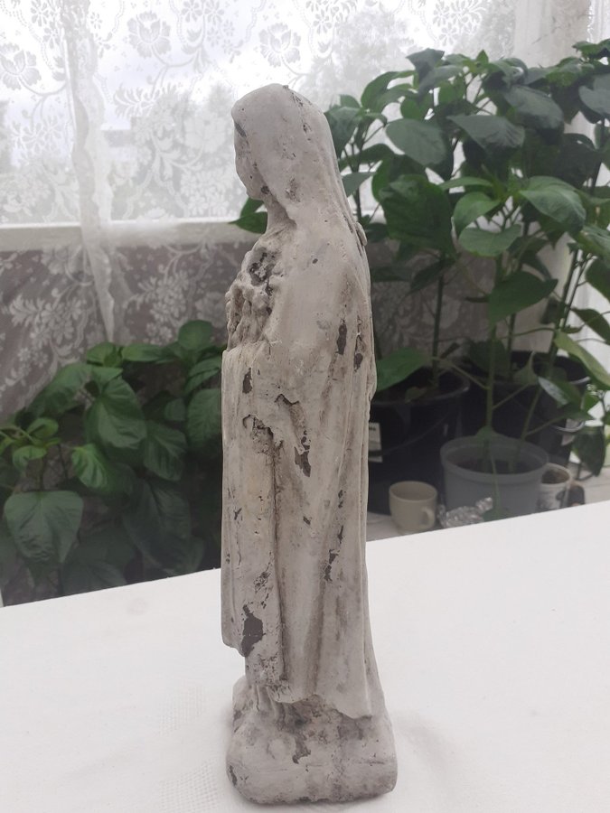 Staty av Jungfru Maria madonna med kors betong