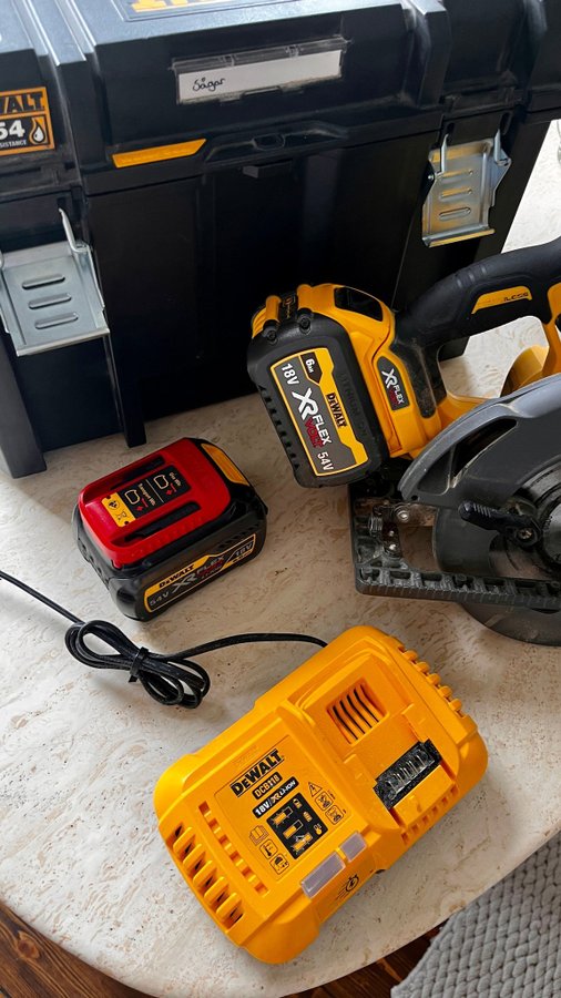 DeWALT Cirkelsåg FLEXVOLT Ink 2 batterier  snabbladdare