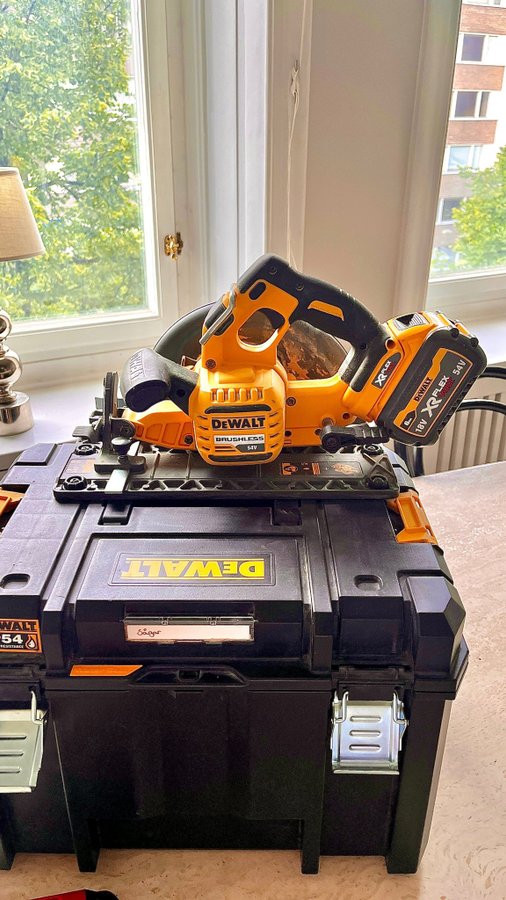 DeWALT Cirkelsåg FLEXVOLT Ink 2 batterier  snabbladdare