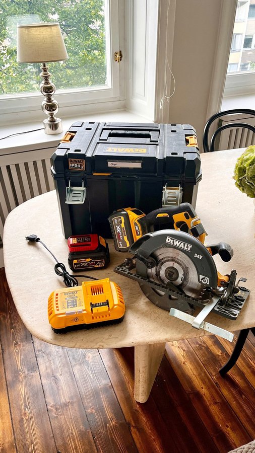 DeWALT Cirkelsåg FLEXVOLT Ink 2 batterier  snabbladdare