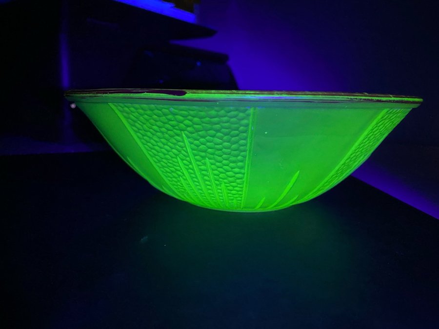 Skål - uranglas uran gröntonat glas uranium glass - vintage antik