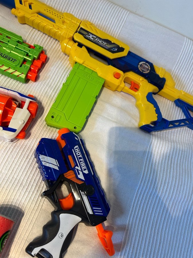 Nerf-paket med flera vapen och tillbehör mm