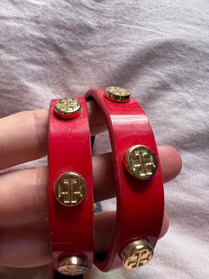 Tory Burch armband med gulddetaljer