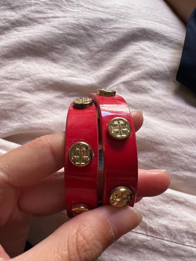 Tory Burch armband med gulddetaljer