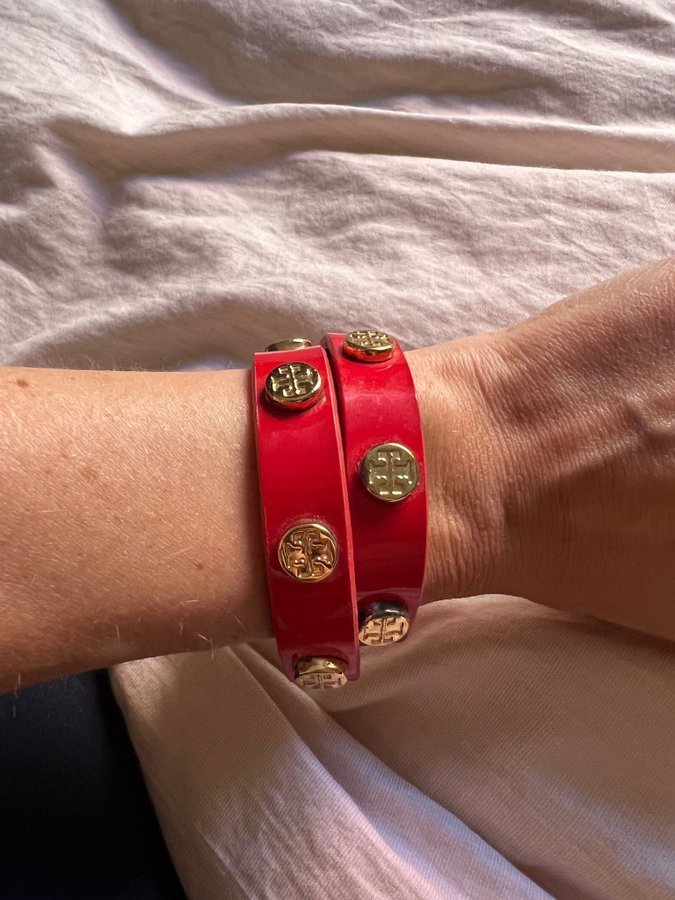 Tory Burch armband med gulddetaljer