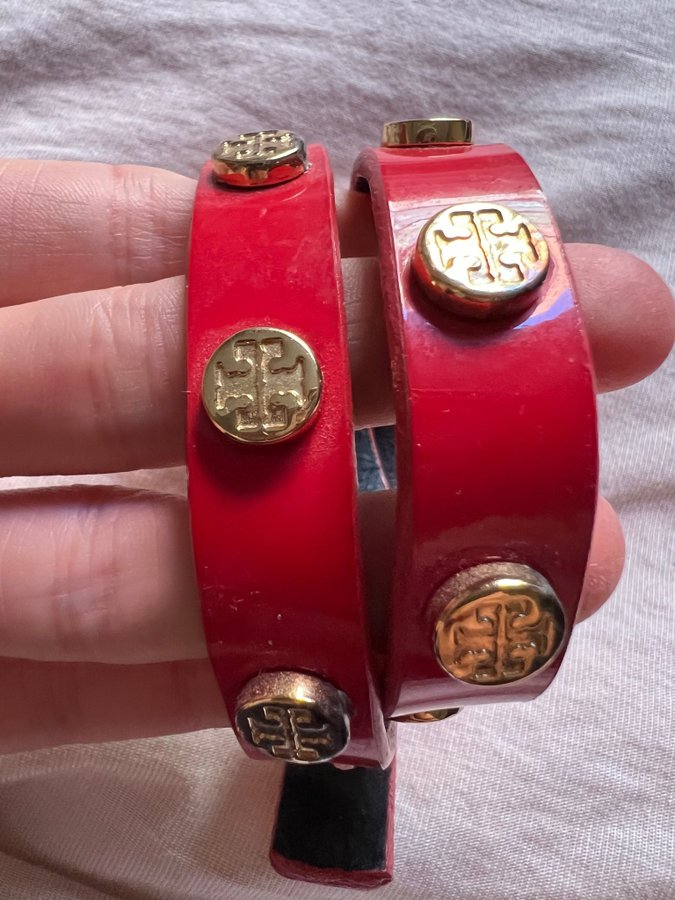 Tory Burch armband med gulddetaljer