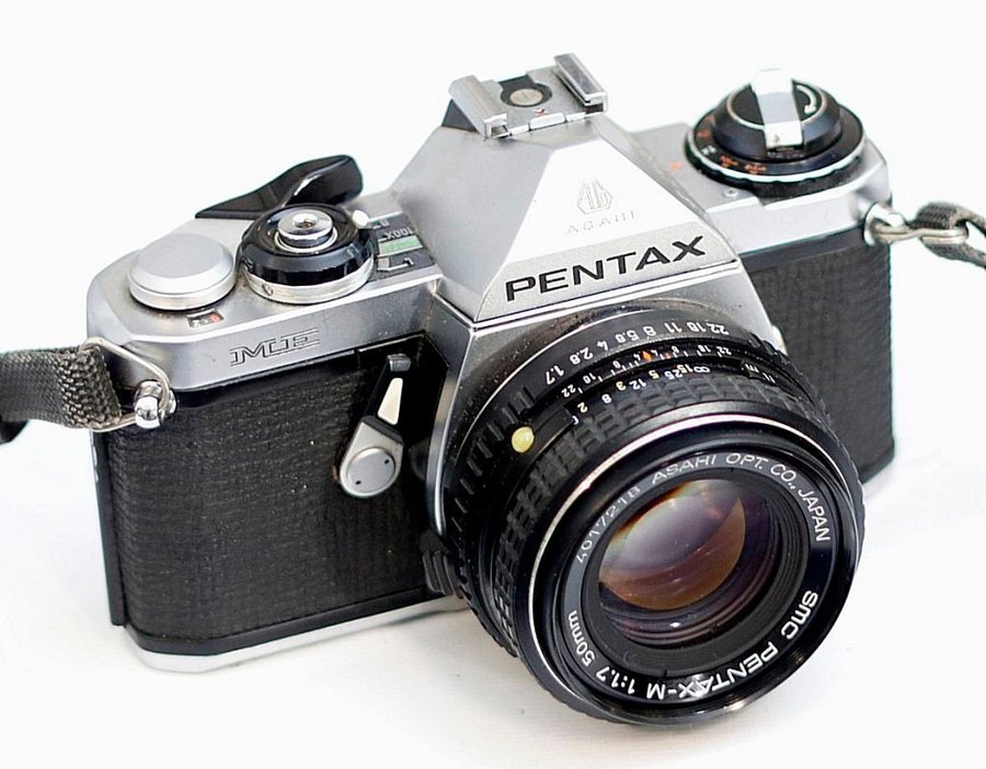 Kamera Pentax ME objektiv SMC Pentax-M 1:17 50 mm och Auto Teleplus 2X