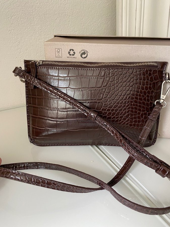 Axelremsväska Carin Wester Stilren crocco brun präglad Crossbody bag