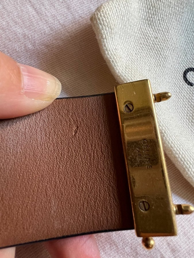 Mörkblått CELINE armband i läder med gulddetaljer