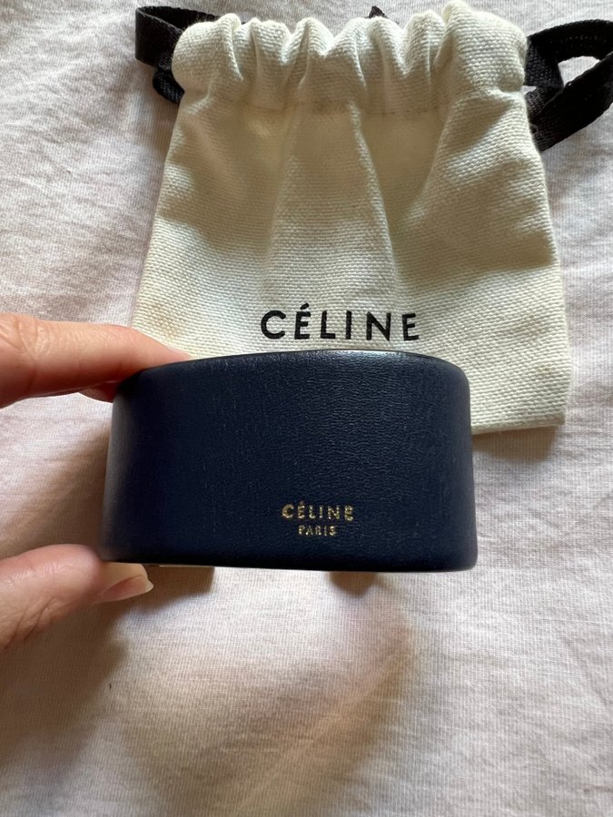 Mörkblått CELINE armband i läder med gulddetaljer