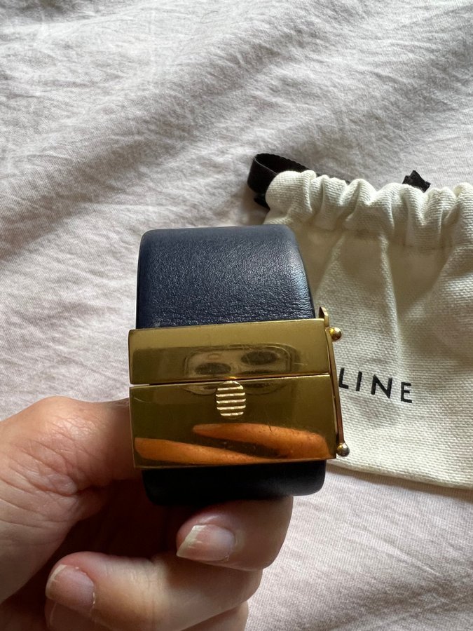 Mörkblått CELINE armband i läder med gulddetaljer