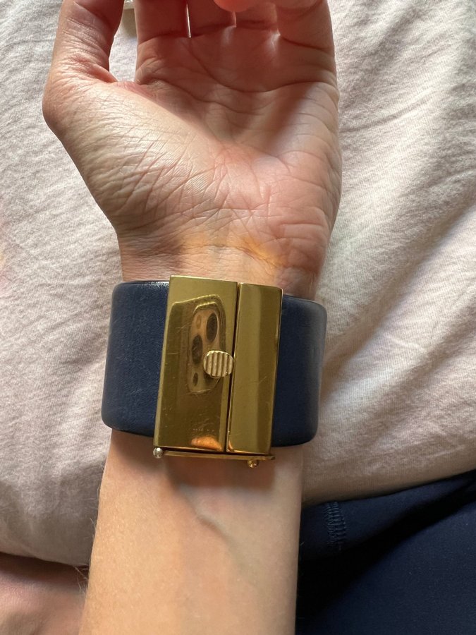 Mörkblått CELINE armband i läder med gulddetaljer