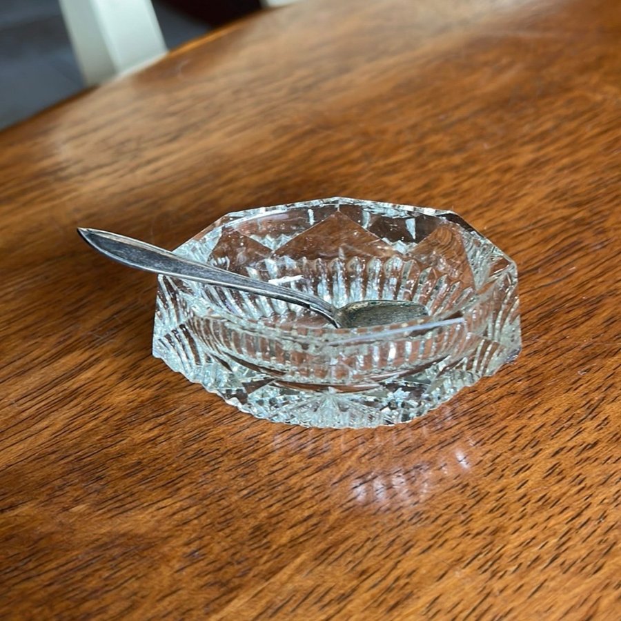 Äldre saltkar skål pressglas fasettslipad H3cm D7cm glasskål
