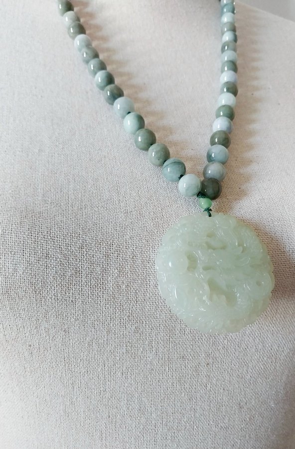 ÄPPELGRÖN JADE HALSBAND MED DRAKHÄNGE